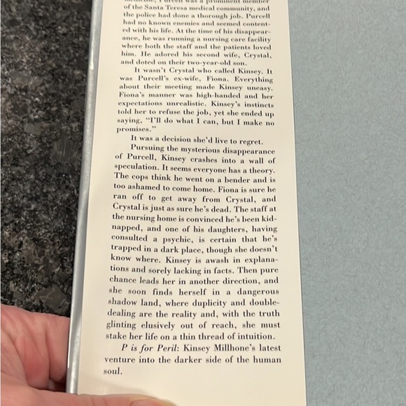 (3) books by Sue Grafton in great used condition - Picture 8 of 10